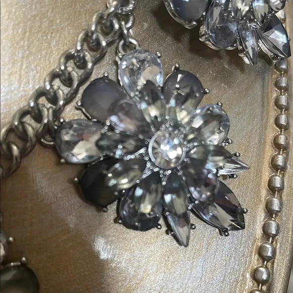 Elegant Silver Floral Necklace - Picture 8 of 9